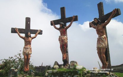 <p><strong>OFF-LIMITS.</strong> Life-size images of Jesus Christ and the two thieves on the cross stand on Mount Santo Tomas in Tuba town, Benguet province. Pilgrims and tourists are now off-limits to the once frequently-visited place. The Supreme Court closed the forest reservation area to the public in 2016 to prevent further environmental degradation. <em>(File photo)</em></p>